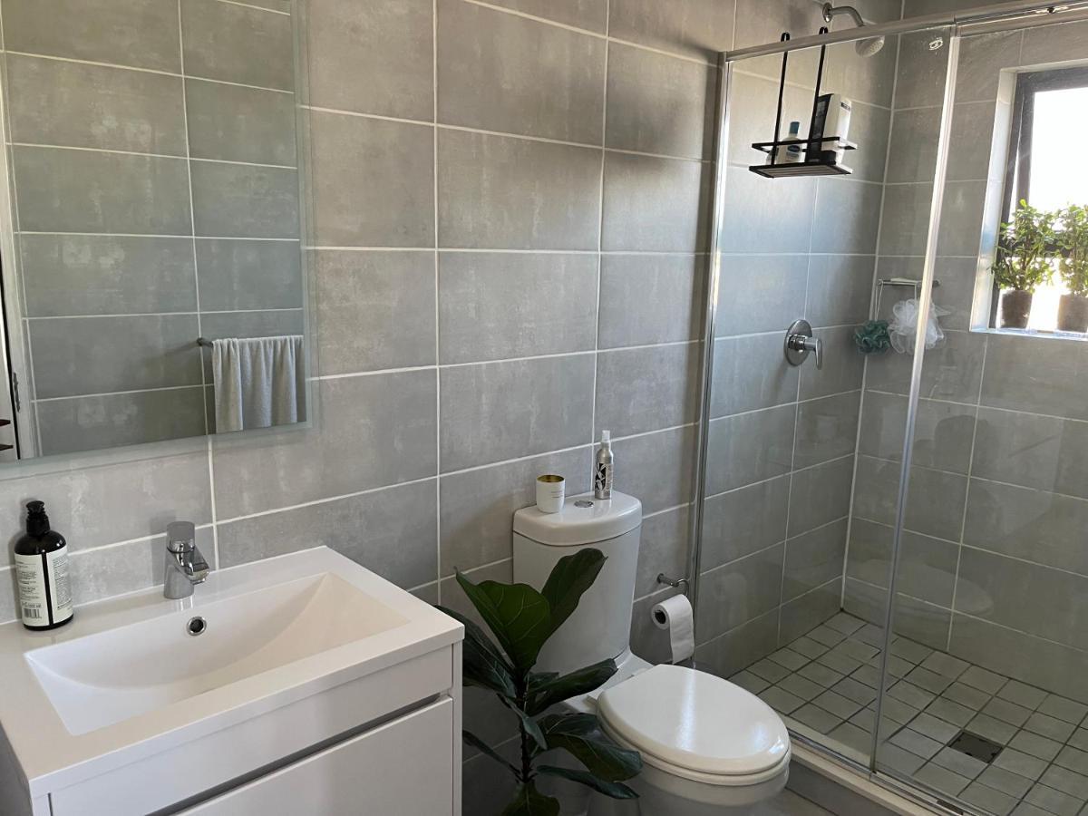 Luxury One Bedroom Apartment Somerset West Exterior photo